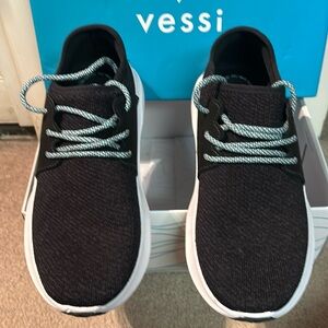 Vessi Everyday style. Waterproof sneaker size 8